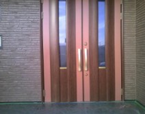 玄関両開き木部ドア：経年劣化の色剥げ施工の写真